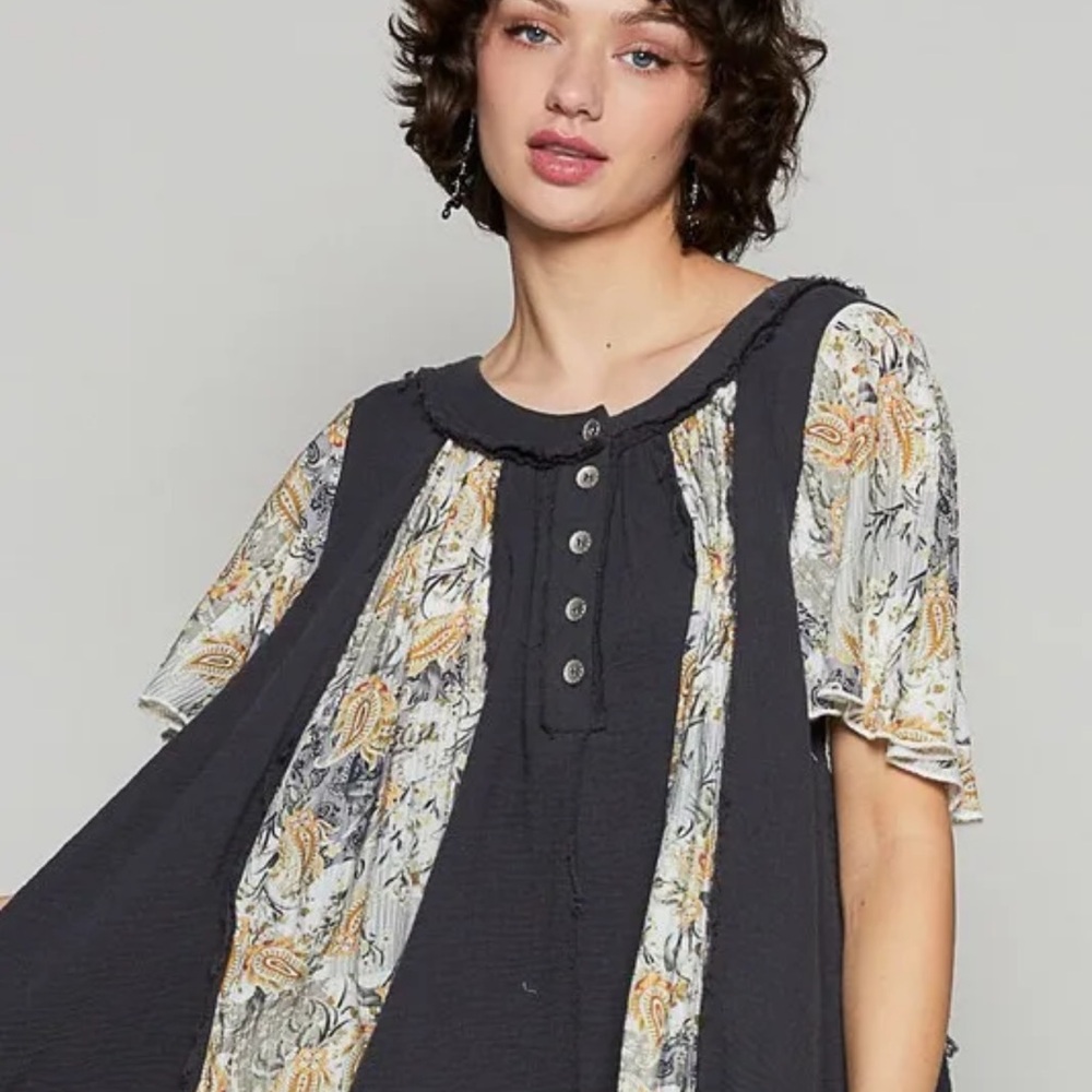POL Gray and Yellow Short Sleeve Blouse with Peter Pan Collar